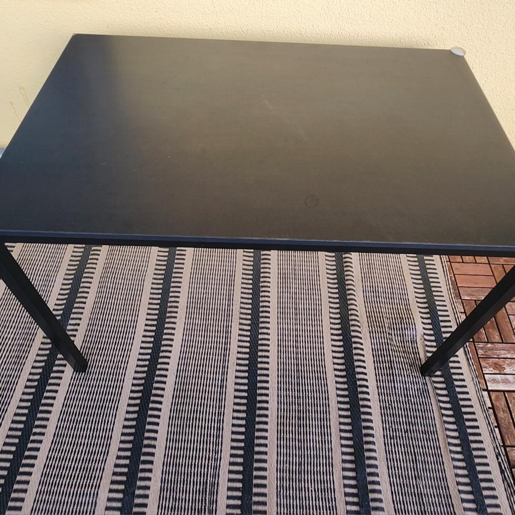 Schwarzer tisch
mit verhandlungsbasis da Farbe an einer Ecke durch einen Eckenschutz Aufkleber abgegangen ist. Ein Eckenschutz Aufkleber noch dran.

Barzahlung oder PayPal