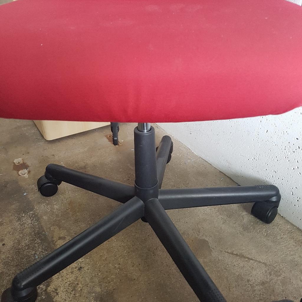 roter Schreibtischstuhl
1 m hoch
rollbar und höhenverstellbar
1 Armstütze lässt sich nicht mehr feststellen