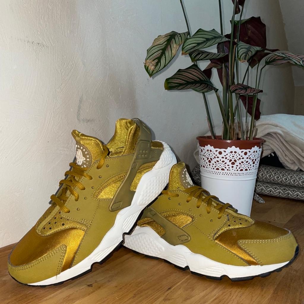 Diese Nike Huarache sind sehr selten und beliebt ‼️ Nur noch bei StockX und ähnlichen Plattformen erhältlich, sonst überall ausverkauft‼️😨

Es sind in meinen Augen die Farbe und wie die Stoffe die Farbe wiedergeben das einzigartige an diesem Nike Huarache‼️

Lese mehr über den Schuh beim release sku-nummer auf letztem Bild👍🏼

Wenn du Fragen hast oder mehr Bilder möchtest melde dich einfach bei mir ❤️😁