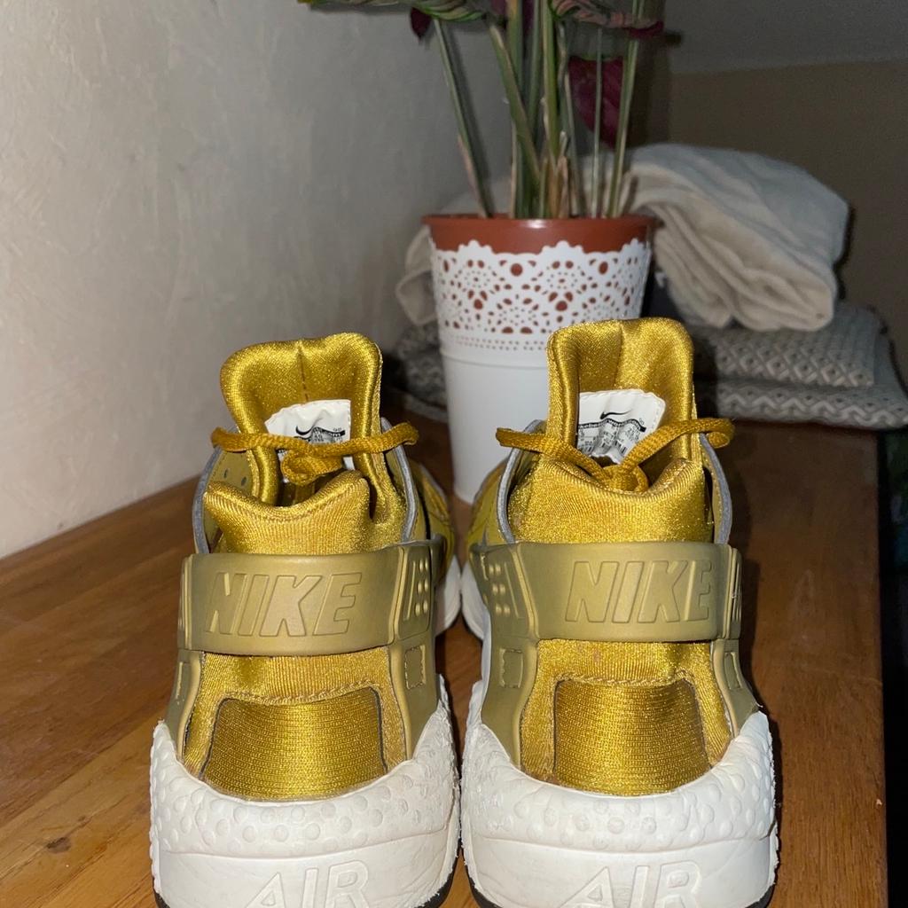 Diese Nike Huarache sind sehr selten und beliebt ‼️ Nur noch bei StockX und ähnlichen Plattformen erhältlich, sonst überall ausverkauft‼️😨

Es sind in meinen Augen die Farbe und wie die Stoffe die Farbe wiedergeben das einzigartige an diesem Nike Huarache‼️

Lese mehr über den Schuh beim release sku-nummer auf letztem Bild👍🏼

Wenn du Fragen hast oder mehr Bilder möchtest melde dich einfach bei mir ❤️😁