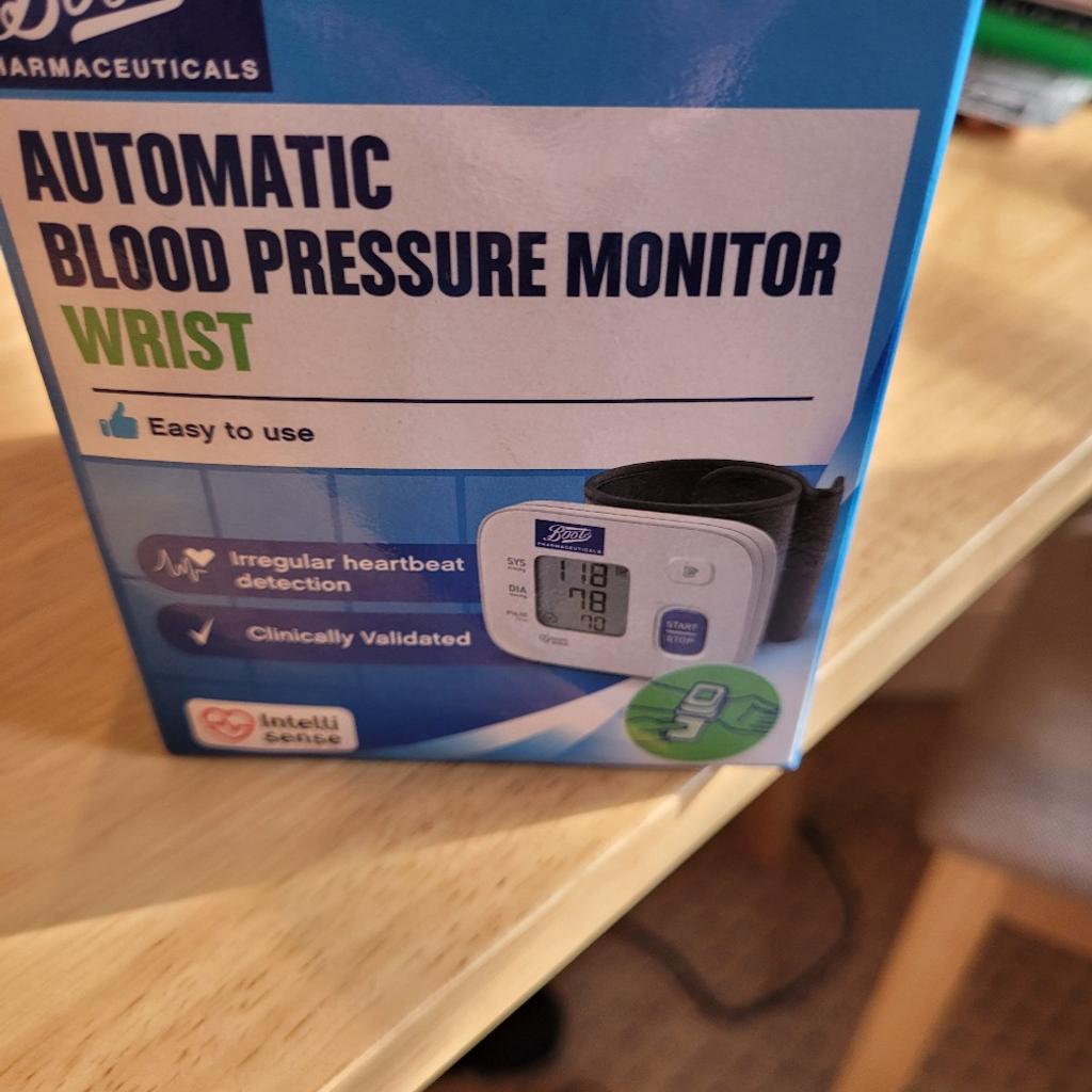 Wrist action blood pressure monitor with × 30 memories, easy to use. Storage case included within its original box.