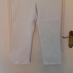 White pull-on crop jeans size 10. Inside leg 21in
Good clean condition.
