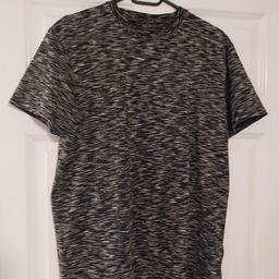 Mckenzie Tshirt 
Black/grey/white 
size Medium will also fit teenager 13-14 (small 15 year old)
Great condition 
from a clean smoke pet free home. 

collection B45.