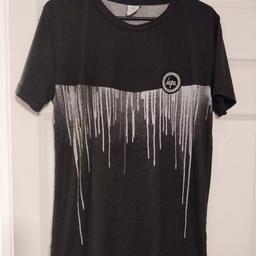 Hype Tshirt
Black with drip detail 
Age 16 year but comes up slightly smaller 
better fit 13-14.
fab condition 
from a clean smoke pet free home. 
collection B45