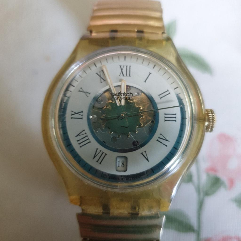 Eine sehr alte Armbanduhr, Automatik.
Mit goldfarbenen Band..

Keine Garantie keine rücknahme da privat verkauf. Versand möglich kosten drängt der Käufer.