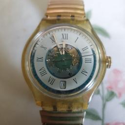 Eine sehr alte Armbanduhr, Automatik.
Mit goldfarbenen Band..

Keine Garantie keine rücknahme da privat verkauf. Versand möglich kosten drängt der Käufer.