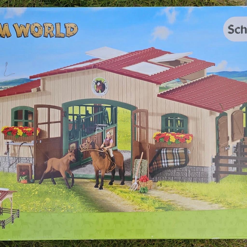 Schleich Pferdestall mit Pferden und Zubehör in 68623 Lampertheim for €