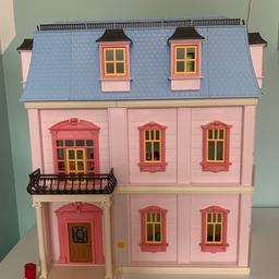 PLAYMOBIL 5303 Romantische Puppenhaus
• mit Wohnzimmer
• Küche
• Essbereich 
• Bad
• und Kinderzimmer