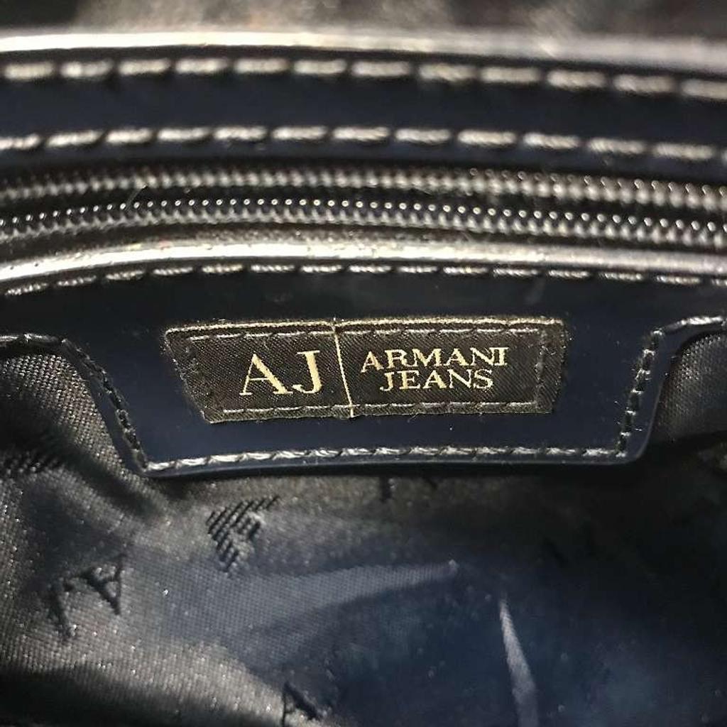 Gepflegte und selten getragene Handtasche von Armani Jeans, marineblau. Top Zustand. Abholung in Wien 1190, oder in der Mariahilfer Strasse. Versand möglich.
