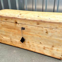 Holzkoffer Holzkiste Holzbox
Neu restauriert
Geölt, nicht lackiert
Mit Schlüssel, Versperrbar
Länge 95 cm
Breite 46 cm
Höhe 49 cm