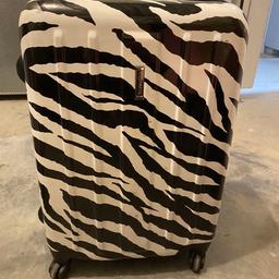Mittlerer Koffer, in alle Richtungen bewegbar durch seine Rollen, schwarz/weiß Zebramuster, zwei Fächer, Marke: Travelite
