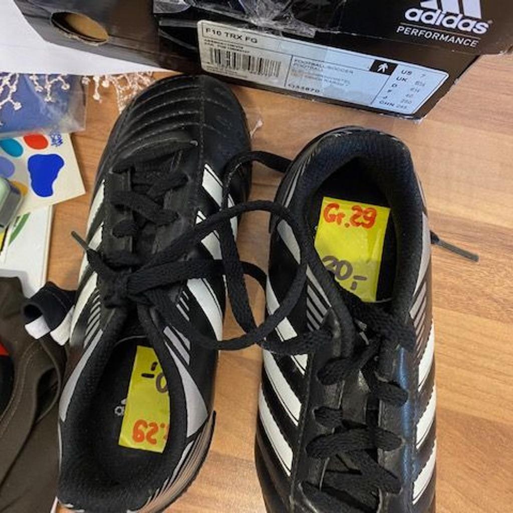 Marke: Adidas
Größe: 29
Farbe: Schwarz
Zustand: B-Ware, Schnürsenkel defekt

Versand mit Paket für 4,50 € möglich.
Bezahlung per Überweisung und Paypal möglich