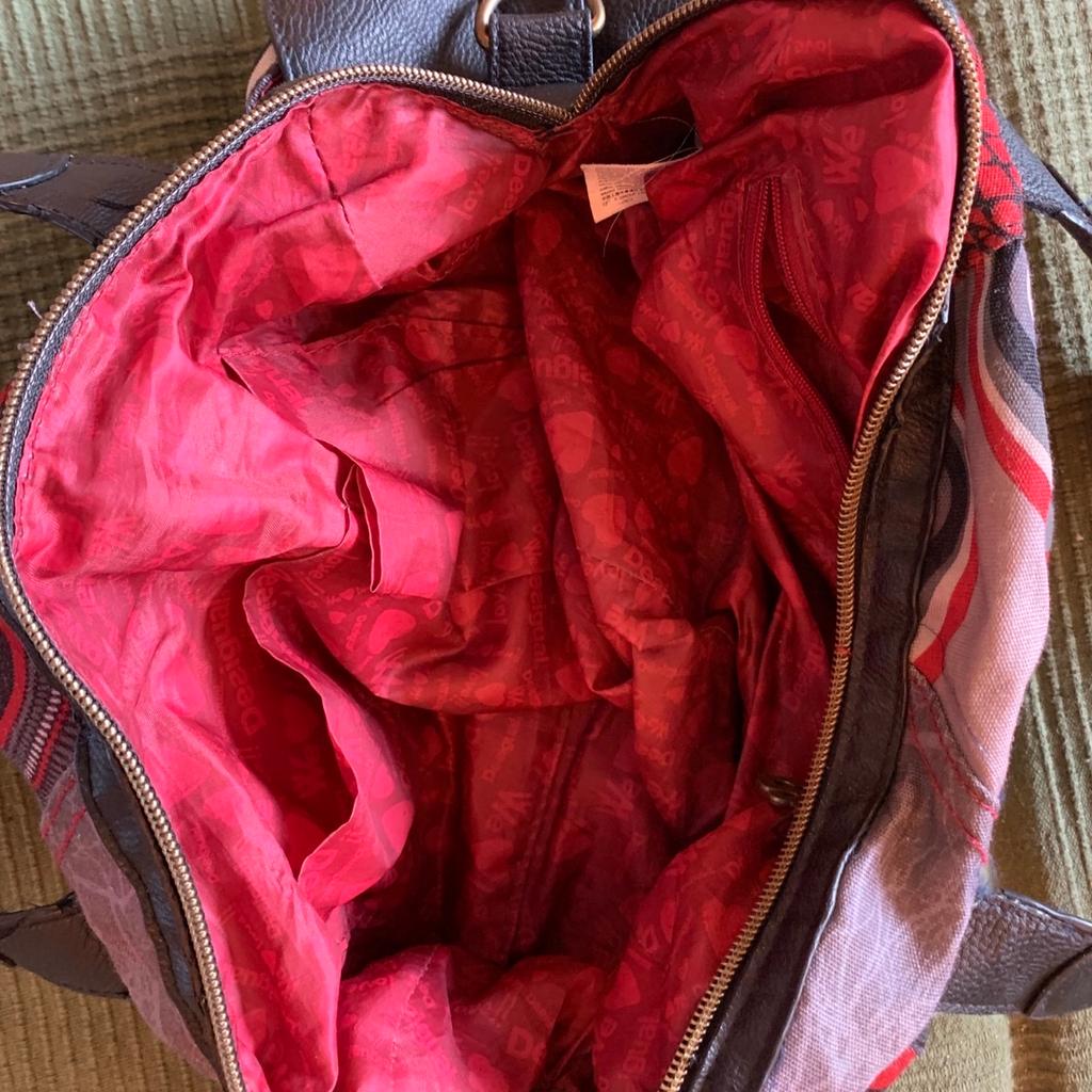 Eine Rot-Schwarze Handtasche von Desigual. Sie ist komplett intakt, Nur die Lederriemen haben leichte Abnutzungsspuren.
Versand möglich
Bezahlung per Paypal möglich