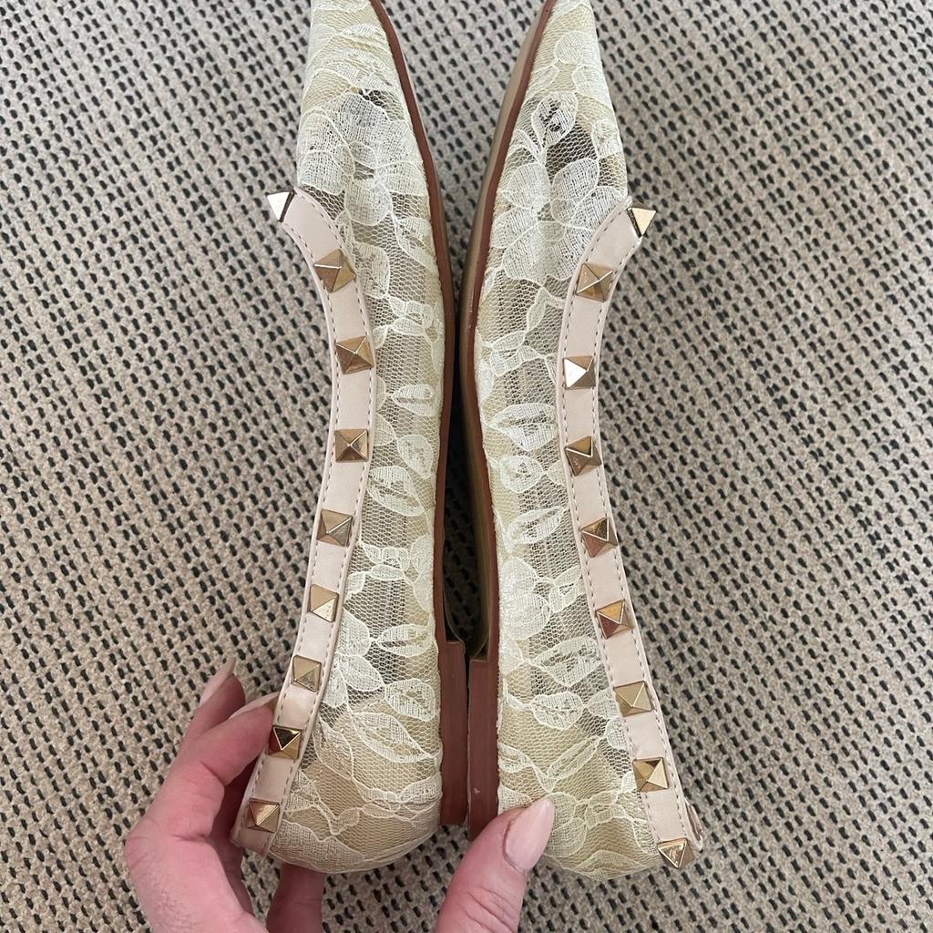 Valentino garavani stud ballet shoes
With beige trim and gold studs
Cream/beige lace design
Still have sole protection on
I don’t know what size a 240 so added photo of measurements
I’m a 5 and they are just a little tight for me!