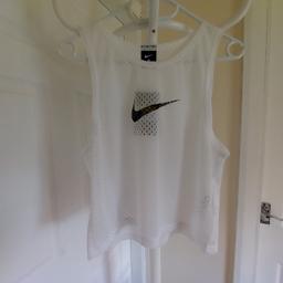 T-Shirt „Nike“

 Men’s Football

 White Colour

 New With Tags

Actual size: cm

Length: 47 cm from shoulder

Length: 23 cm from armpit side

Shoulder width: 30 cm

Volume hand: 52 cm

Volume bust: 90 cm – 95 cm

Volume waist: 90 cm – 92 cm

Volume hips: 91 cm – 93 cm

Size: S

100 % Polyester

Made in Thailand