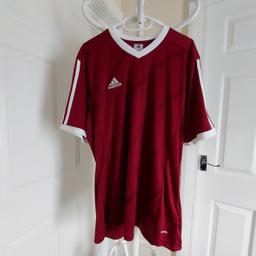 Tee-Shirt „Adidas“Football

 Clima Lite Jerseys Maillot

 Burgundy White Colour

New With Tags

Actual size: cm and m

Length: 76 cm

Length: 49 cm from armpit side

Shoulders width: 47 cm

Length sleeves: 26 cm

Volume hand: 50 cm

Volume bust: 1.18 m – 1.20 m

Volume waist: 1.11 m – 1.18 m

Volume hips: 1.14 m – 1.16 m

Size: XL (UK) Eur XL, US XL

Main Material: 100 % Polyester Recycled

Made in Cambodia