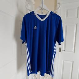 Tee-Shirt „Adidas“Football

 Clima Cool Jerseys Maillot

 Dark Blue White Colour

New With Tags

Actual size: cm and m

Length: 77 cm front

Length: 78 cm back

Length: 49 cm from armpit side

Length sleeves: 39 cm from the neck

Volume hand: 60 cm from the neck

Volume bust: 1.23 m – 1.26 m

Volume waist: 1.20 m – 1.24 m

Volume hips: 1.24 m – 1.26 m

Size: XL (UK) Eur XL, US XL

Main Material: 100 % Polyester Recycled

Made in Cambodia