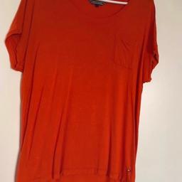 Shirt von Tommy Hilfiger in S, orange, fällt weit aus, in absolut neuwertigem Zustand.
Brustbreite 48cm, Länge 66cm.