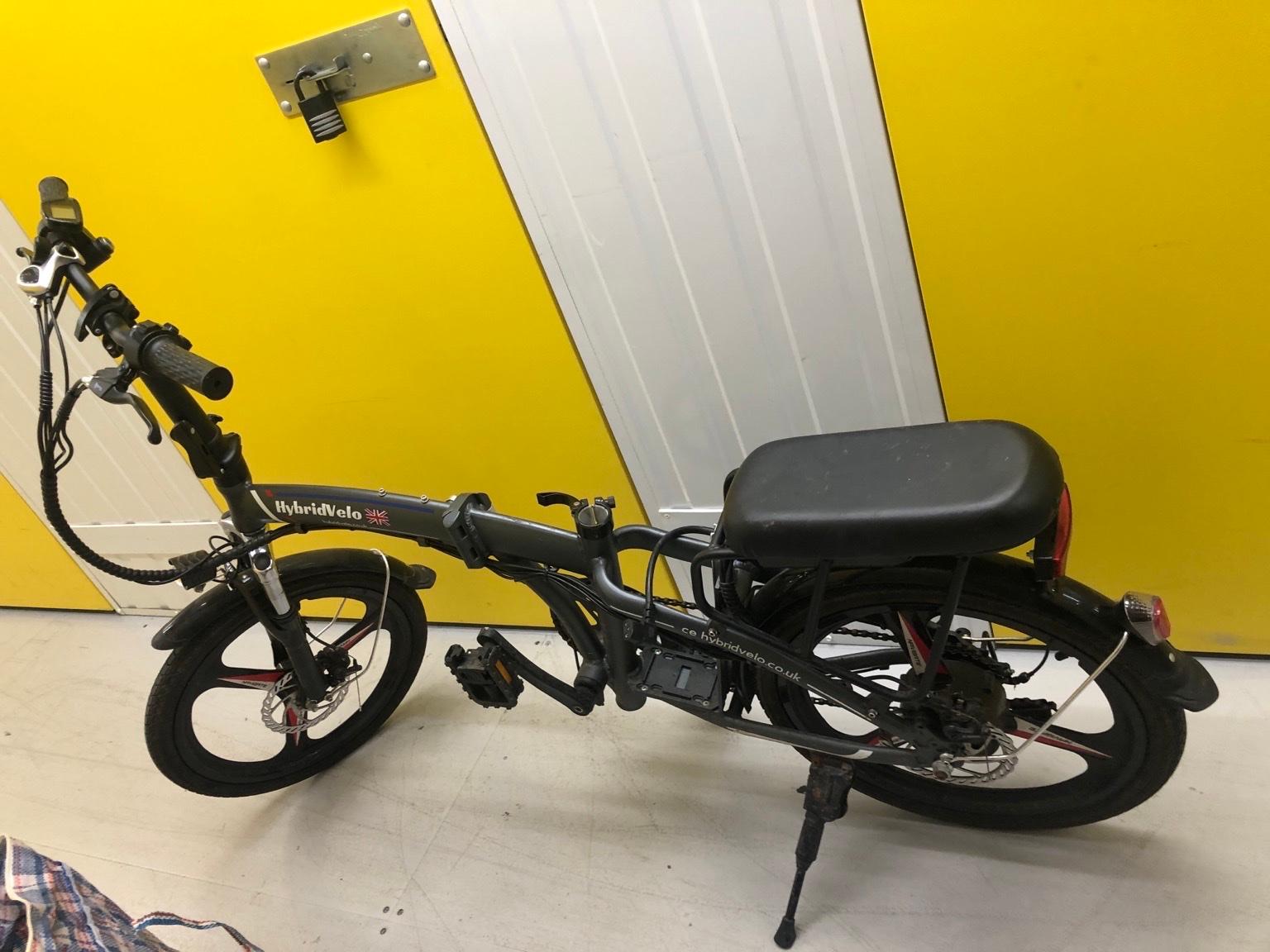 Electric fold up bike with seat on back in BN13 Worthing für 350,00
