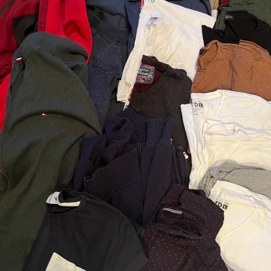 Männerpaket von Jacken bis Tshirts, Pullover. Tlw Markenprodukte /
45 Teile