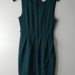 verkaufe schönes, edles und gut erhaltenes dunkelgrünes Kleid.
kann gut als Abendkleid, Bürokleid, Partykleid angezogen werden.
Größe 34
Marke Vero Moda