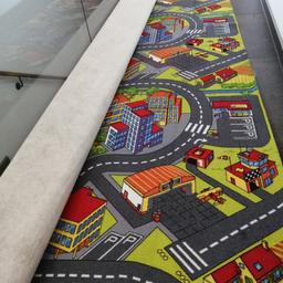 Großer Spielteppich mit Straßen und Häuser
Größe: ca. 350 x 400cm