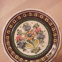 Verkaufe Tiroler Majolika Keramik Teller, handbemalt, Manufaktur Wechsler Schwaz, 24 cm Durchmesser, sehr guter Zustand.