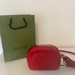 Rote Gucci Soho Tasche - Seriennummer siehe letztes Foto
Mit Gucci Papiertüte
Zustand ist gebraucht mit kleinen Flecken
Fixpreis