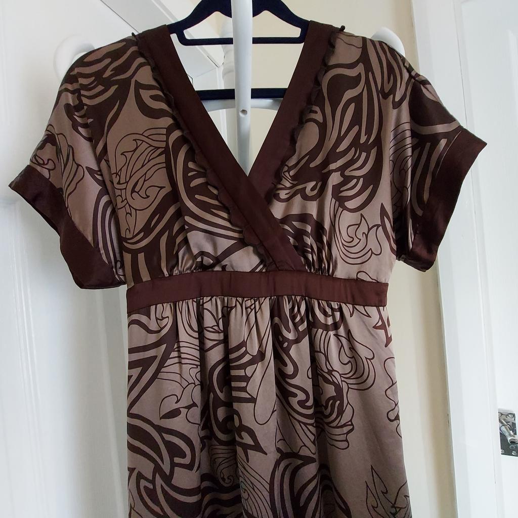 Dress „Ted Baker“

London Silk

 Brown Multi Colour

Good Condition

Actual size: cm

Length: 93 cm from shoulders

Length: 67 cm from mouse side

Length sleeves: 28 cm from neck (sleeves raglan)

Volume hand: 37 cm from shoulders

Breast volume: 80 cm – 82 cm

Volume waist: 75 cm – 76 cm

Volume hips: 93 cm – 97 cm

Size: 2, S, 10 ( UK ) Eur 36 , US 6

Shell: 100 % Silk

Lining: 100 % Polyester

Made in China