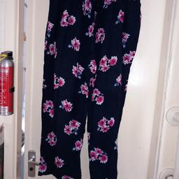 Lovely pair of thin Summer trousers ideal for the hot weather. Elasticated waist with front tie for decoration. Size 22/24. Please look at other sales due to massive weight loss!!
Collection from Bilston, Wolverhampton