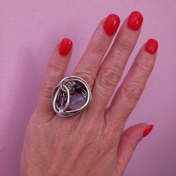 anello in alluminio e pietra ametista ,regolabile ...
ideale per misura 17-18