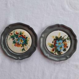Verkaufe 2 kleine Zinnteller mit Keramikeinsatz, handbemalt, punziert, 10 cm Durchmesser, sehr guter Zustand.
