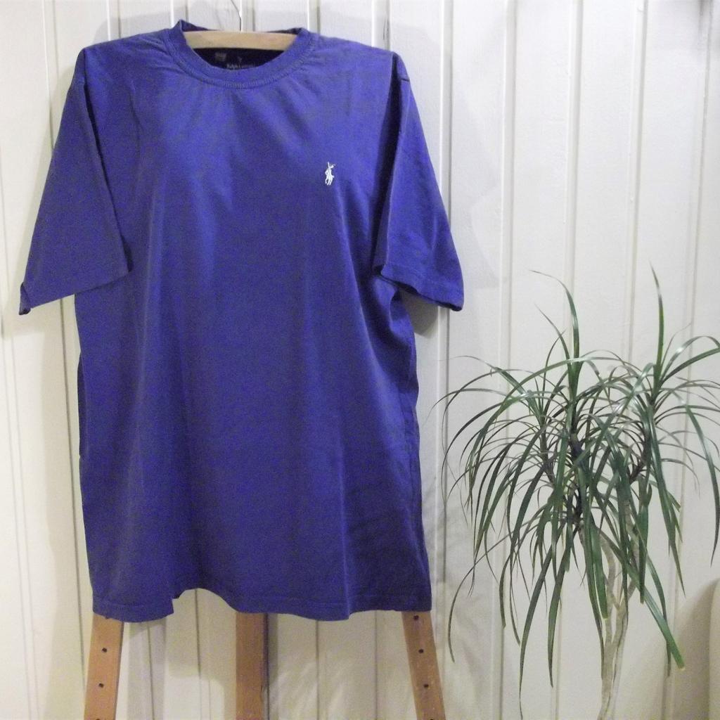 T-Shirt

Zustand: sehr gut
Größe: 48
Farbe: blau
Flecken: keine
Achselweite einfach 61 cm

Bei Versand innerhalb Deutschland zzgl. 2,50 €