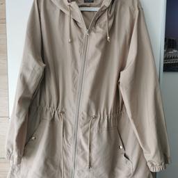 Verkaufe hier ein sehr gute erhaltene Damen Sommer Jacke von Marke Primark
Gr XL in top Zustand paarmal getragen wie neu siehe Fotos.