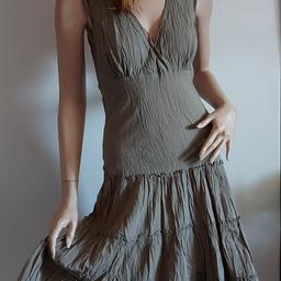 biete hierdieses hübsche Sommerkleid khaki farben von Amisu
 angegebene Größe 34,
passt bei 32 und 34
 im Rockteil mit Unterfutter, im Rücken zum binden

Das Kleid ist ohne Mängel und frisch gewaschen aber ungebügelt