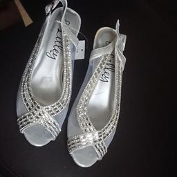 Lilly Silver Sandals.

Brand new with tag never been Worn
Please check the last photo little scratches


COMES WITH BROWN BOX