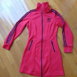 ADIDAS Originals Mantel-Kleid, rot mit schwarzen Streifen, Gr. 38; zweimal getragen; langer Frontzip und 2 Taschen ebenfalls mit Zip; sehr begehrter Klassiker von Adidas

Versand: € 6,- (AUT), € 14,90 (DE)

Privater Verkauf, keine Rücknahme, Gewährleistung ausgeschlossen; Vorab Bezahlung oder Barzahlung bei Abholung.