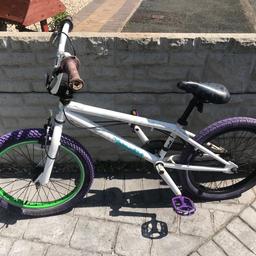 Used diamondback joker bmx bike in white. 360deg handlebars. 20” wheels. Just needs some more handlebars grips. Otherwise just needs a general tidy up. Collect only.