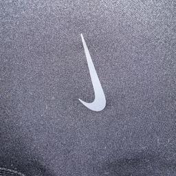 Leggings Nike con  particolare arricciatura sul fondo 
Molto morbidi e comodi tg s
