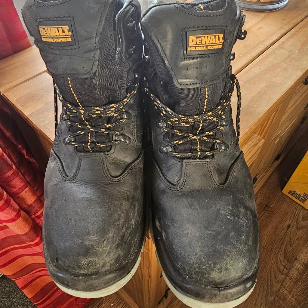 Size 11 dewalt safety boots. hardly ever used.