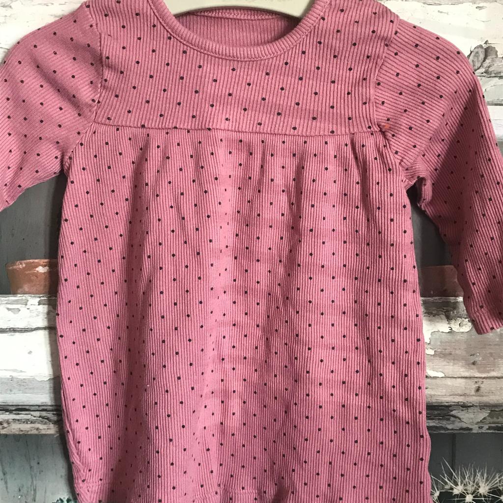 THIS IS FOR A BUNDLE OF CLOTHES

1 X DRESS FROM GEORGE - LIGHT PINK WITH SMALL GREY SPOTS - REALLY PRETTY - WASHED BUT NEVER WORN

1 X PRIMARK JUMPSUIT - PINK - USED BUT IN GREAT CONDITION

1 X PRIMARK - CREAM DRESS WITH FLORAL THEME - CENTRE OF FLOWER HAS SMALL HOLES - WORN TWICE

PLEASE SEE PHOTO