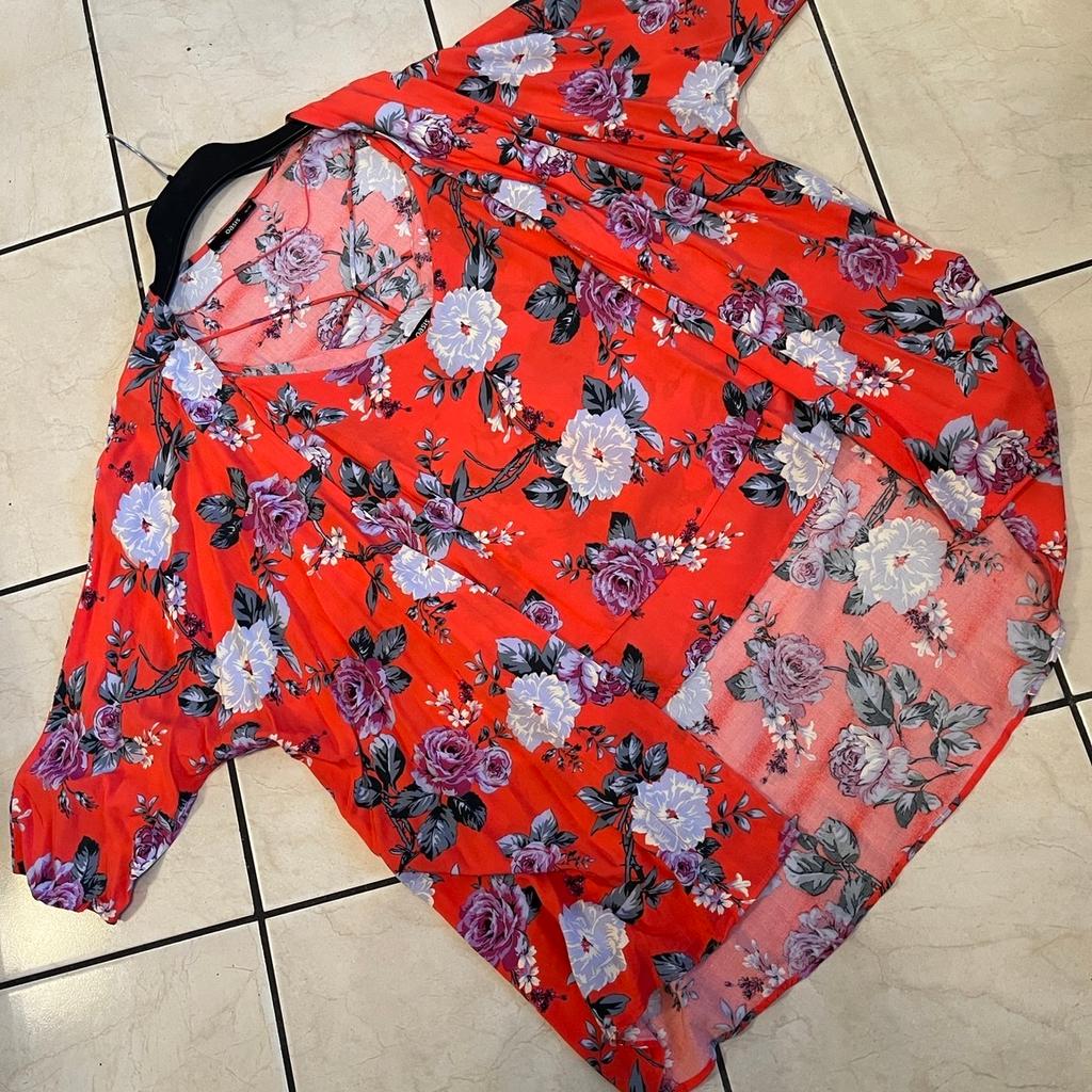 Ladies top and Kimono set
Been worn once
In excellent condition
Perfect for the summer
Top size 12
Kimono size 10 (good size )
Pick up only or will post for p&p
