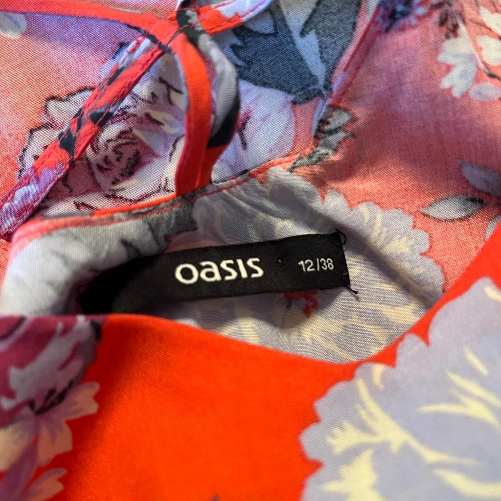 Ladies top and Kimono set
Been worn once
In excellent condition
Perfect for the summer
Top size 12
Kimono size 10 (good size )
Pick up only or will post for p&p