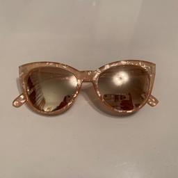 Damen Sonnenbrille Cat Eye rosa

Topschickes Accessoire für sonnige Tage
Modische Cat-Eye-Form
Rosa-transparent, mit spiegel getönten Gläsern
100% UV-Schutz
Retro-Style
der wunderbar zu sommerlichen Kleidern passt