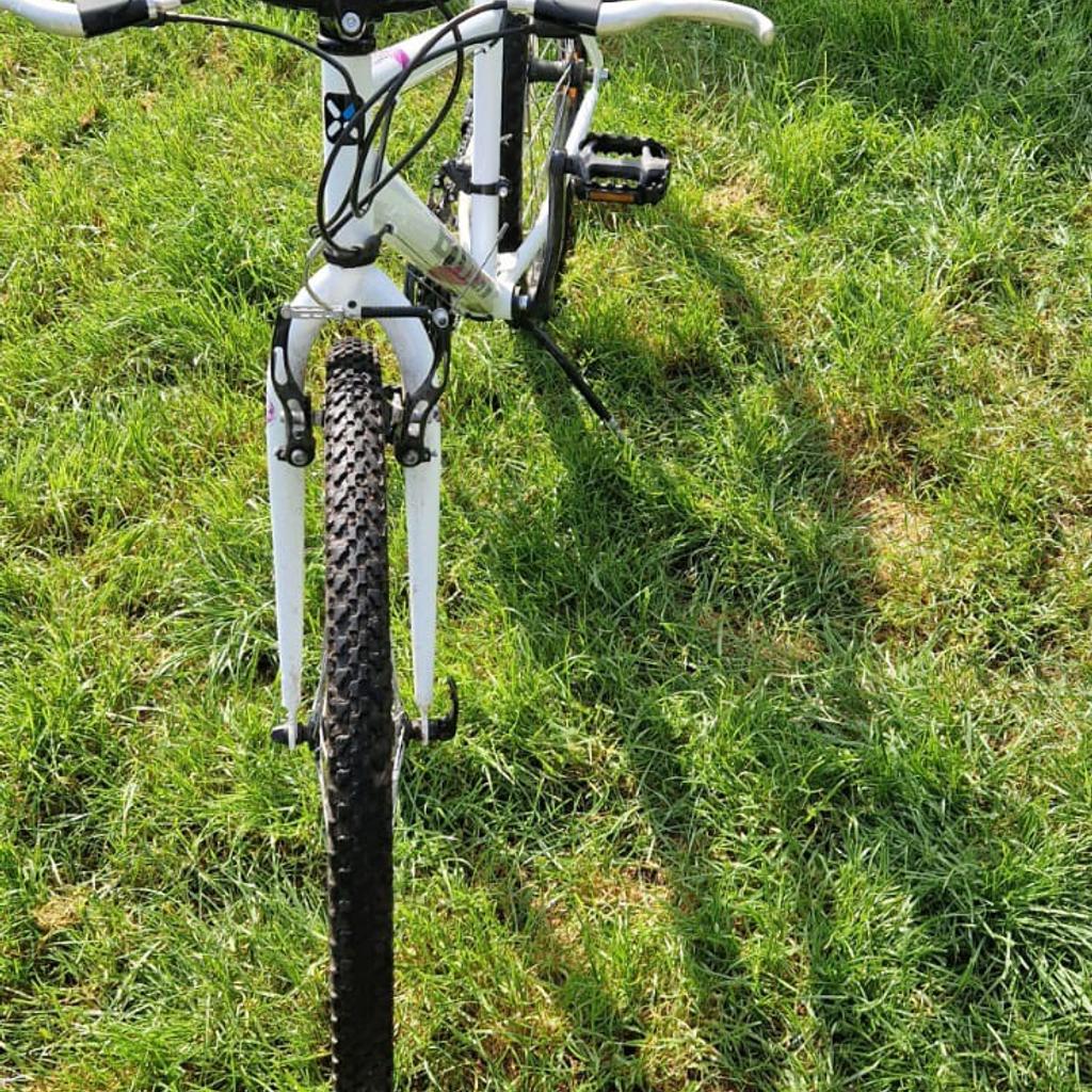 teenager/lady bike b-twin rockrider 300. 21 gears tyre 26" good condition location sutton surrey