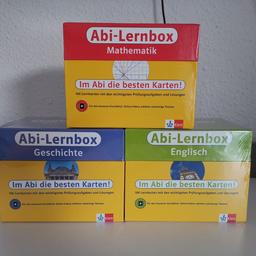 Verkaufe ein Set von zwei Abi-Lernboxen für die Fächer Englisch und Mathematik (Geschichte wurde verkauft). Die Abi-Lernboxen enthalten je 100 Lernkarten im A6-Format mit den wichtigsten Aufgaben, Lösungen und ausführlichem Wissen zu den jeweiligen Themen. Die Boxen sind praktisch in einer 3-Fächer-Box verpackt.

Die Abi-Lernboxen für Englisch ist noch verschweißt in der Originalverpackung, während die Abi-Lernbox für Mathematik lediglich einmal geöffnet und benutzt wurde. Zusätzlich bieten kostenlose Lern-Videos online eine zusätzliche Erklärung zu schwierigen Themen.

Die Englisch-Lernbox beinhaltet landeskundliche Informationen über Großbritannien und die USA, Grammatik, Vokabeln, Schreibkompetenz und die Interpretation von Literatur. Die Mathematik-Lernbox deckt Themen wie Algebra, Funktionen, Differenzial- und Integralrechnung, analytische Geometrie sowie Stochastik ab.

Verkauf erfolgt unter Ausschluss jeglicher Gewährleistung. Versand ist gegen Aufpreis möglich.