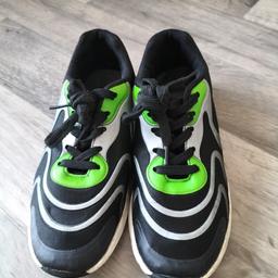 Boy's Trainer
Very Good Condition
worn 2-3x Only
Size 4