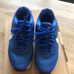 Blaue Nike Schuhe
Größe 35,5

Wurden nur wenige Male getragen.. 

Kaufpreis war 39,99 Euro 

Versand innerhalb von Österreich möglich