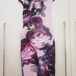 Absolutely stunning dress. Well made, fully lined, gorgeous pattern - everything you'd expect from a Ted Baker dress.
Size 2 which supposed to be UK 10, but it's smaller than that, it's 8.
Selling as I no longer fit size 8 clothes, otherwise I would gladly keep it.