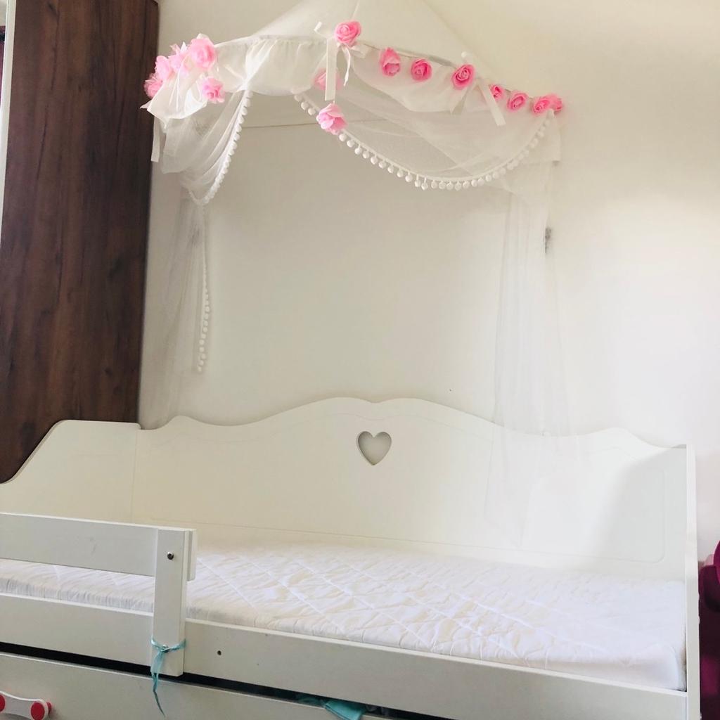 Wir verkaufen unsere Prinzessin Bett 80/160
In sehr gute Zustand, mit Überdachung ohne Dekoration
Matratze auch inkludiert